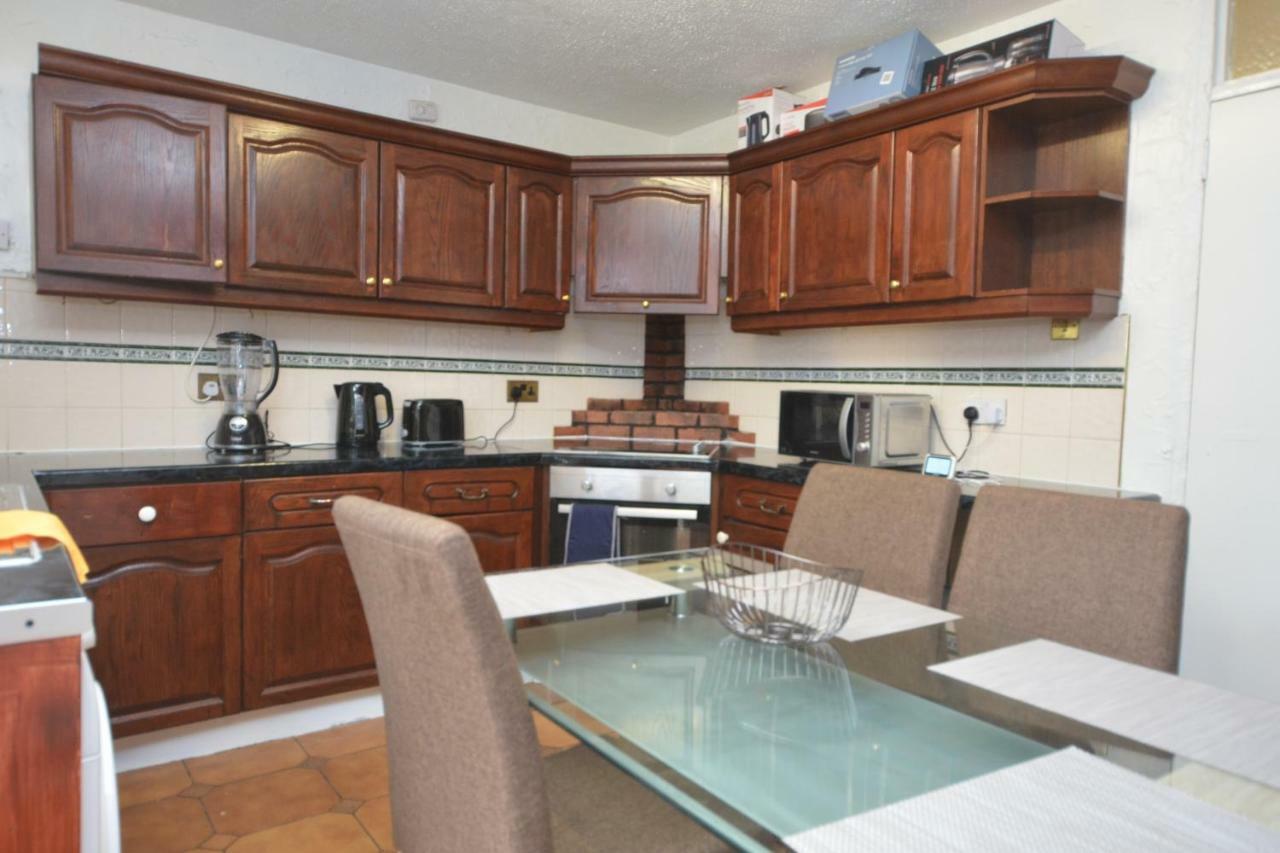 Four Bedroom Townhouse 12 Minutes Walk To Excel Exhibition Centre London Exteriör bild