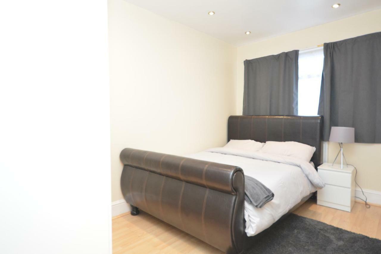 Four Bedroom Townhouse 12 Minutes Walk To Excel Exhibition Centre London Exteriör bild